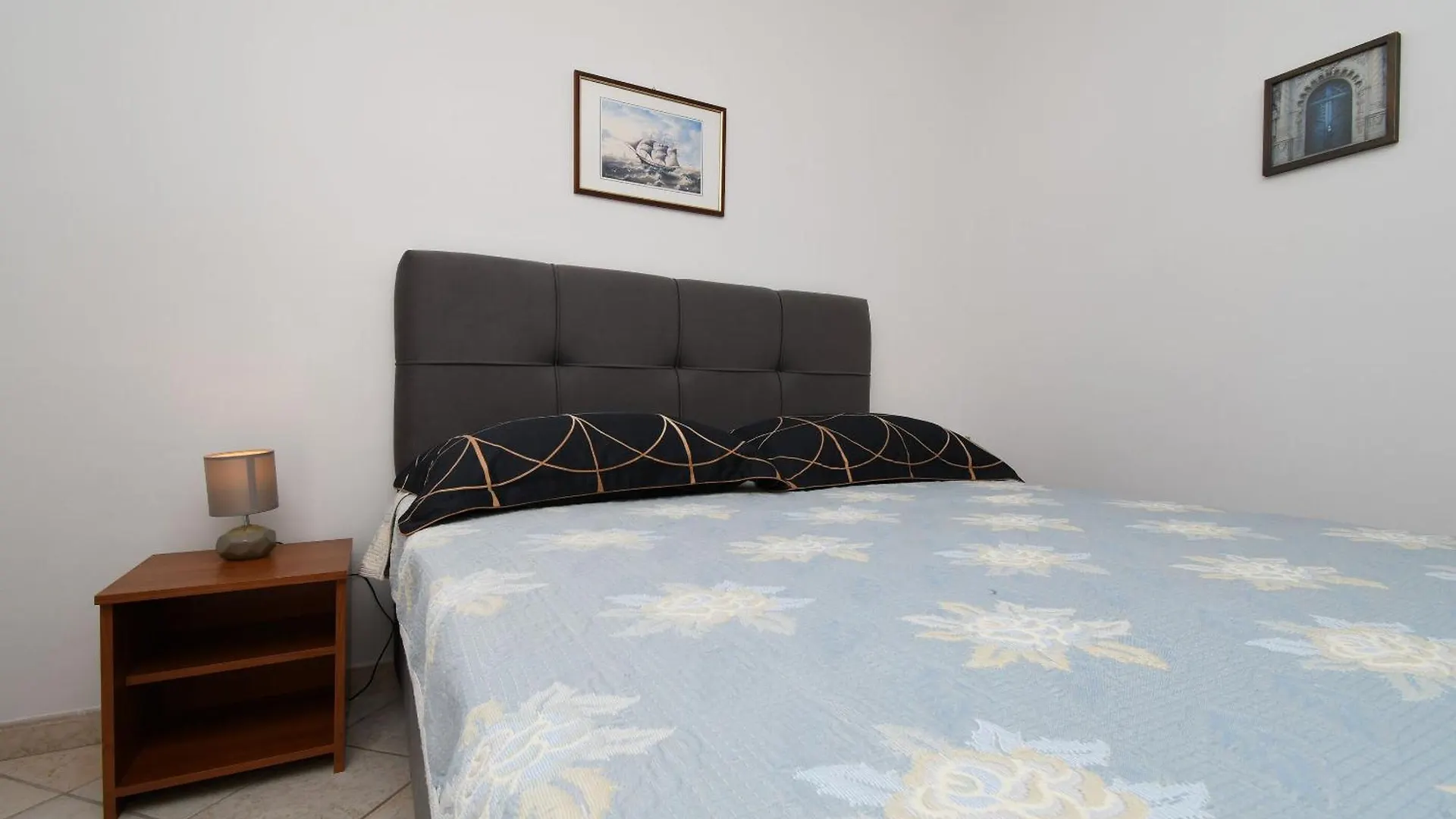 Apartments Biserka - 50 M From Beach Trogir 0*,  Horvátország