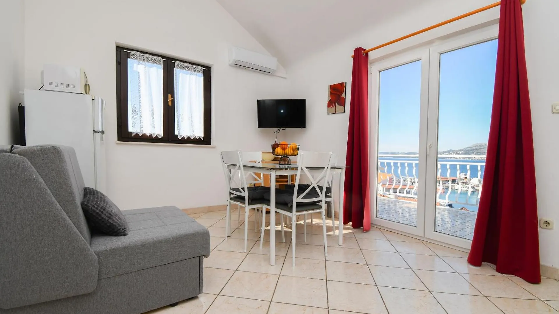 Apartments Biserka - 50 M From Beach Trogir 0*,  Horvátország