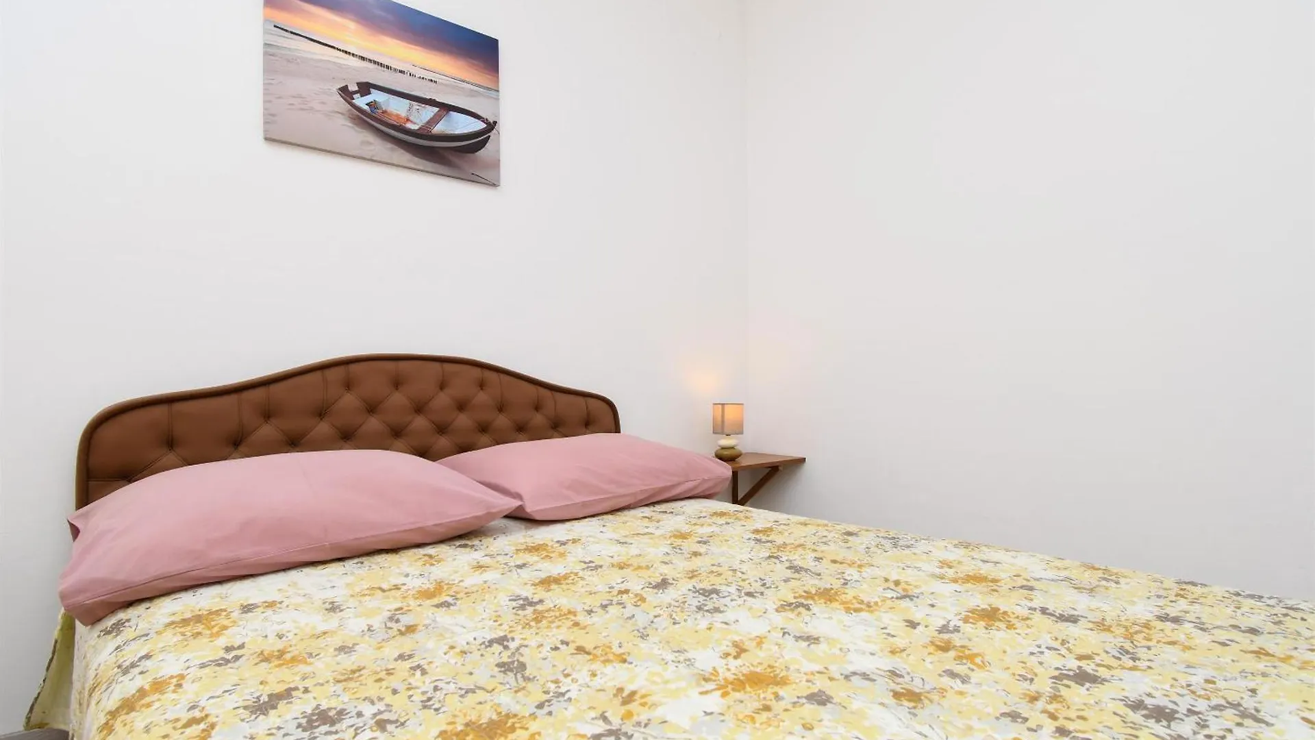 Apartments Biserka - 50 M From Beach Trogir 0*,